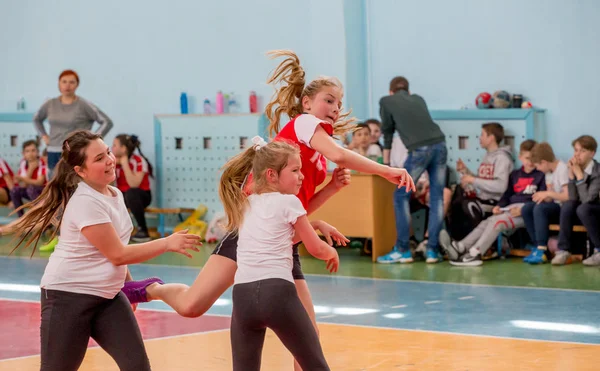 Rusya, Vladivostok, 04/28/2018. Çocuklar hentbol kapalı oynar. Spor ve fiziksel aktivite. Eğitim ve spor çocuklar için.