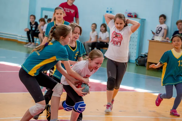 Rússia Vladivostok 2018 Crianças Jogam Handebol Casa Esportes Atividade Física — Fotografia de Stock