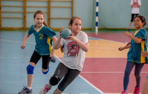 Rusya, Vladivostok, 04/28/2018. Çocuklar hentbol kapalı oynar. Spor ve fiziksel aktivite. Eğitim ve spor çocuklar için.