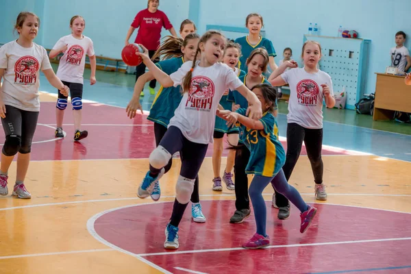 Rusya, Vladivostok, 04/28/2018. Çocuklar hentbol kapalı oynar. Spor ve fiziksel aktivite. Eğitim ve spor çocuklar için.