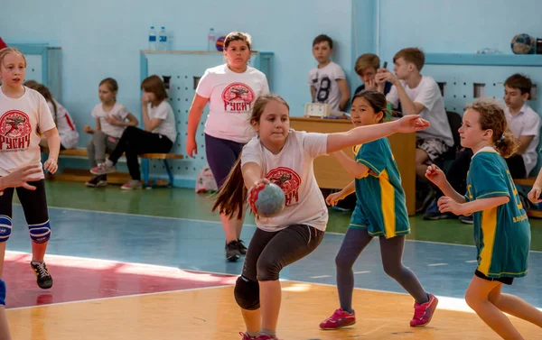 Rússia Vladivostok 2018 Crianças Jogam Handebol Casa Esportes Atividade Física — Fotografia de Stock