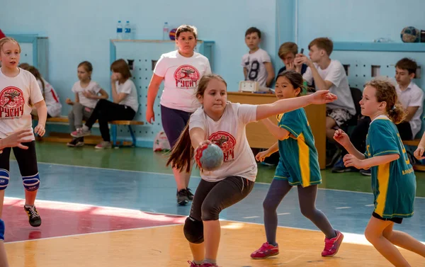 Rusya, Vladivostok, 04/28/2018. Çocuklar hentbol kapalı oynar. Spor ve fiziksel aktivite. Eğitim ve spor çocuklar için.