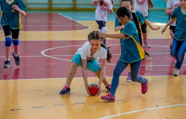 Rússia Vladivostok 2018 Crianças Jogam Handebol Casa Esportes Atividade Física — Fotografia de Stock