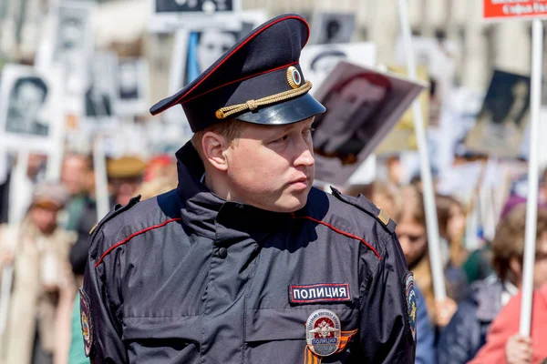 Россия Владивосток 2018 Полицейский Наблюдает Людьми Центре Города Время Ежегодного — стоковое фото