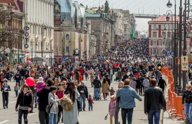 Rusya, Vladivostok, 05/09/2018. Bir sürü şehir şehir merkezinde 9 Mayıs yıllık Zafer Bayramı kutlamaları sırasında insanlar. SSCB zafer Nazi Almanyası üzerinden onuruna kutlama.