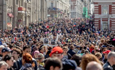 Rusya, Vladivostok, 05/09/2018. Bir sürü şehir şehir merkezinde 9 Mayıs yıllık Zafer Bayramı kutlamaları sırasında insanlar. SSCB zafer Nazi Almanyası üzerinden onuruna kutlama.