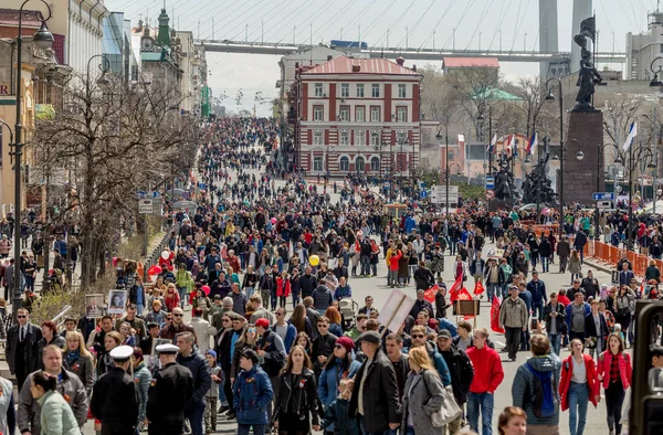 Россия Владивосток 2018 Много Людей Гуляют Центру Города Время Празднования — стоковое фото