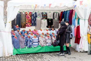 Rusya, Vladivostok, 03 / 23 / 2020. Sokaklarda ucuz günlük kıyafetlerle alışveriş köşkünde. Sokak ticareti ve ucuz piyasa. Ticaret ve alışveriş..