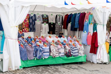 Rusya, Vladivostok, 03 / 23 / 2020. Sokaklarda ucuz günlük kıyafetlerle alışveriş köşkünde. Sokak ticareti ve ucuz piyasa. Ticaret ve alışveriş..
