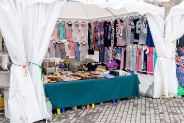 Rusya, Vladivostok, 03 / 23 / 2020. Sokaklarda ucuz günlük kıyafetlerle alışveriş köşkünde. Sokak ticareti ve ucuz piyasa. Ticaret ve alışveriş..