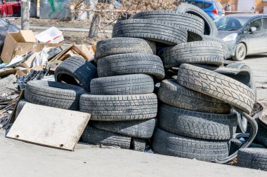 Rusya, Vladivostok, 03 / 23 / 2020. Yerleşim alanındaki çöplük. Pislik ve pis koku, çevresel sorunlar. Sokaklarda çamur var. Şehir altyapısı ve sorunları. Kötü yaşam kalitesi.