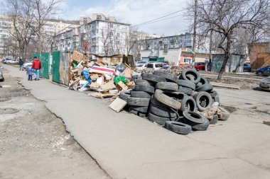 Rusya, Vladivostok, 03 / 23 / 2020. Yerleşim alanındaki çöplük. Pislik ve pis koku, çevresel sorunlar. Sokaklarda çamur var. Şehir altyapısı ve sorunları. Kötü yaşam kalitesi.