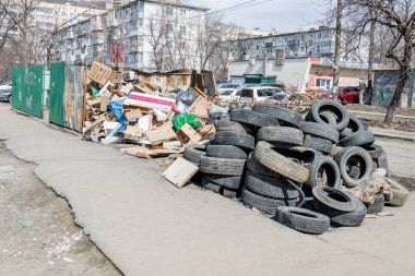 Rusya, Vladivostok, 03 / 23 / 2020. Yerleşim alanındaki çöplük. Pislik ve pis koku, çevresel sorunlar. Sokaklarda çamur var. Şehir altyapısı ve sorunları. Kötü yaşam kalitesi.