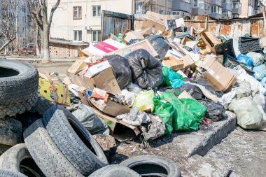Rusya, Vladivostok, 03 / 23 / 2020. Yerleşim alanındaki çöplük. Pislik ve pis koku, çevresel sorunlar. Sokaklarda çamur var. Şehir altyapısı ve sorunları. Kötü yaşam kalitesi.