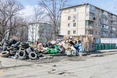 Rusya, Vladivostok, 03 / 23 / 2020. Yerleşim alanındaki çöplük. Pislik ve pis koku, çevresel sorunlar. Sokaklarda çamur var. Şehir altyapısı ve sorunları. Kötü yaşam kalitesi.