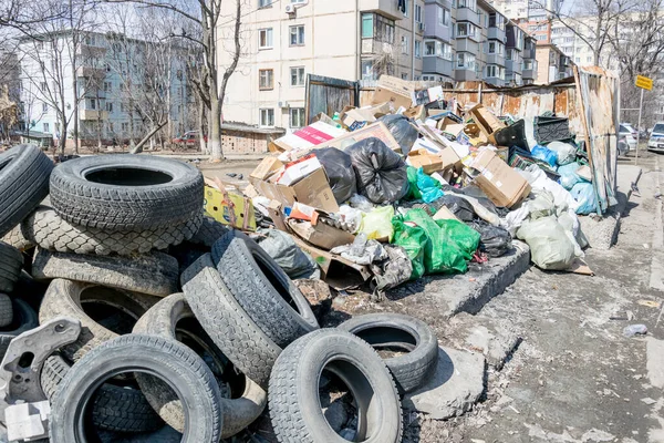 Rusya, Vladivostok, 03 / 23 / 2020. Yerleşim alanındaki çöplük. Pislik ve pis koku, çevresel sorunlar. Sokaklarda çamur var. Şehir altyapısı ve sorunları. Kötü yaşam kalitesi.
