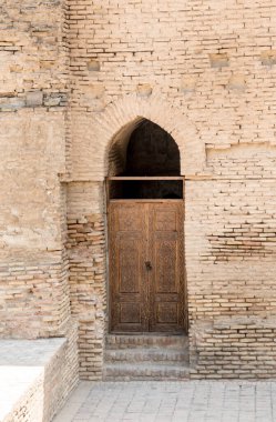 Özbekistan, Semerkand. 15. yüzyılda inşa edilen Asyalı fatih Timur 'un (Tamerlane) mozolesi Gur-Emir' deki eski ahşap binanın kapısı. Asya tarihi, Pers-Moğol mimarisi..