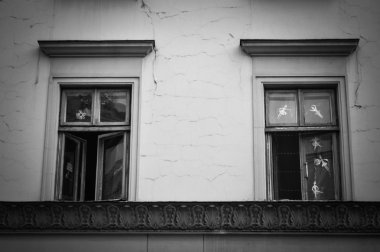 eski bir evin içinde pencere eşiği