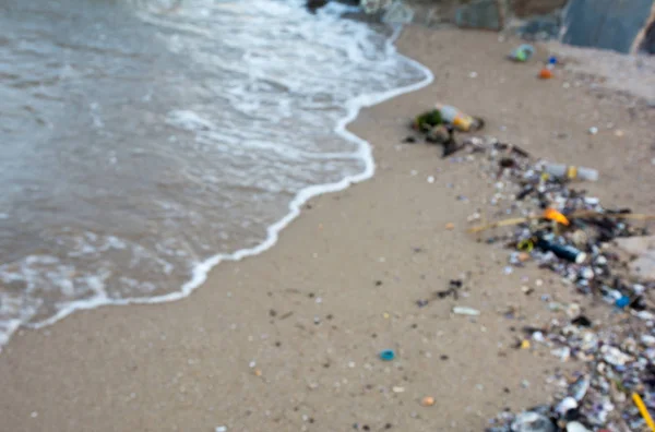 Arka plan bulanık ile sahilde kirliliği