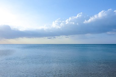 Su üzerinde yansıtan güzel gökyüzü ışık.