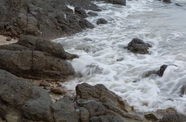 Andaman shore Phuket, Phuket Adası - dalgalar ve kayaları etkisi - uzun pozlama fotoğraf
