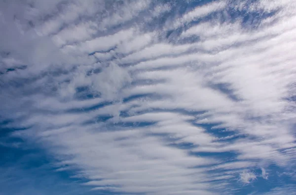 Cirrocumulus bulut mavi gökyüzü ve kabarık bulutlar güzel şirin gündüz