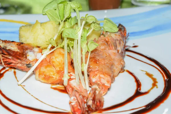 Plaka üzerinde ızgara kaplan karides karides