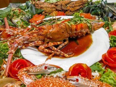 Tabak ve çanak üzerinde büyük ıstakoz lezzetli deniz ürünleri.