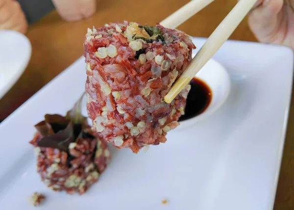 Pirinç Berry ve vegtable suşi rulo holding tarafından çubuk