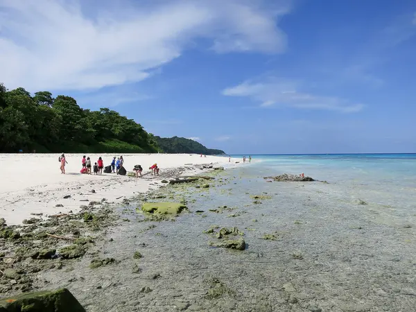 Turist Koh Tachai Adası, Phang Nga, Tayland çöp toplama