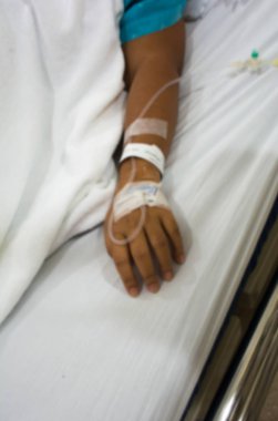 Hastanın bulanık fotoğraf intravenöz kemoterapi alan hastane yatağında yatıyor.
