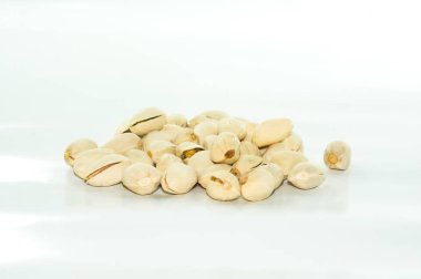 Beyaz zemin üzerine fıstık fındık yakın çekim