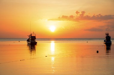 Gün batımında, Phuket, Tayland Andaman Denizi'nde balıkçı tekneleri