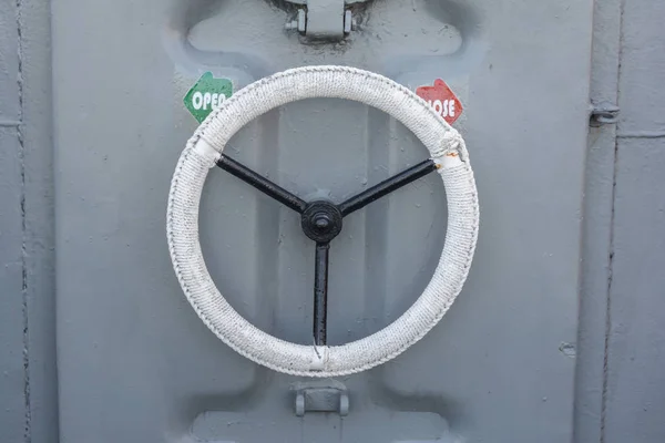 Daire güvenlik kapı üzerinde savaş gemisi işler.