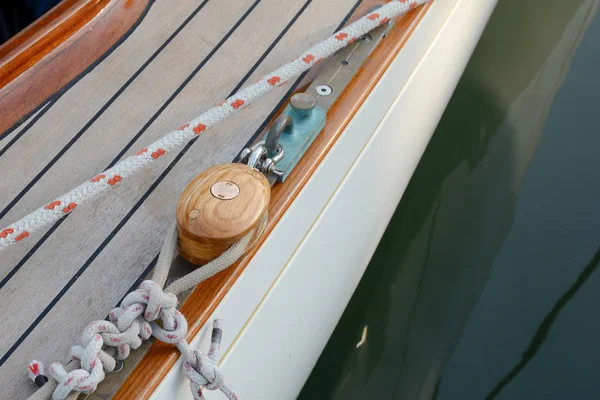 Yakın çekim, deniz düğüm ip etrafında tekne, Tekne ipi demirleme kazığa bağladılar.