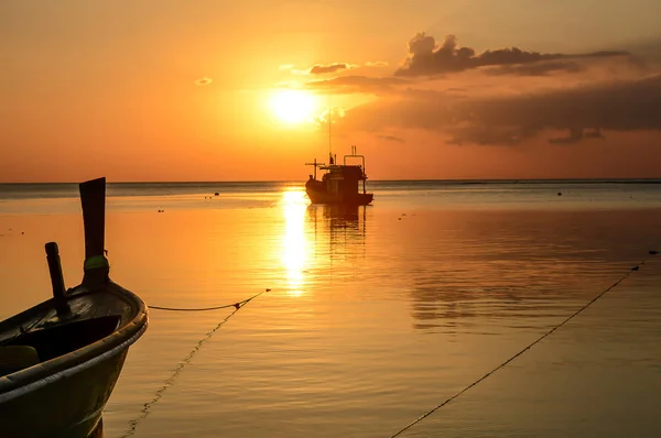 Cielo dorato durante il tramonto in spiaggia con barche da pesca, Phuket, Thailandia — Foto Stock