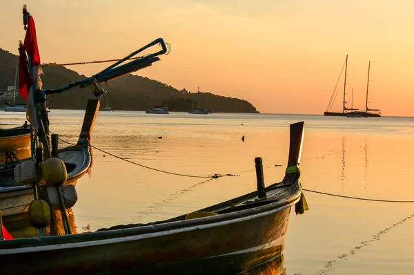 Güzel doğal görünümü - renkli günbatımı Andaman Denizi ve balıkçı tekneleri sakin su üstünde gölge resimler, Phuket, Tayland