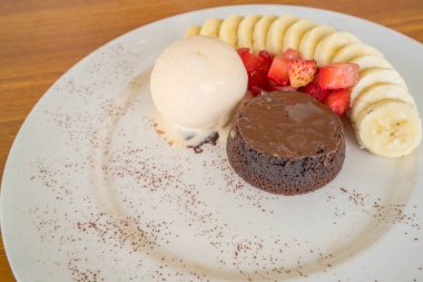 Çikolata lav kek vanilyalı dondurma, çilek ve muz ile