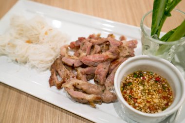 Tay tarzında domuz eti boyun şehriye ve baharatlı sos ızgara. Tay c