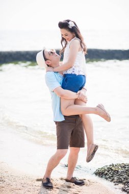 Sahilde bir çift gördüm. Mutlu ve çift ifade rahatla. Asya co