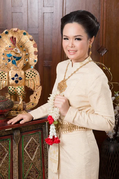 Mulher tailandesa bonita vestindo pano de cultura tradicional tailandesa. Do que... — Fotografia de Stock