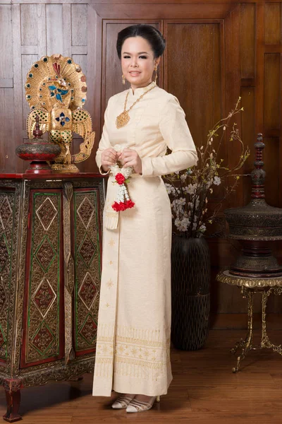 Hermosa mujer tailandesa usando tela de cultura tradicional tailandesa. Gracias. —  Fotos de Stock