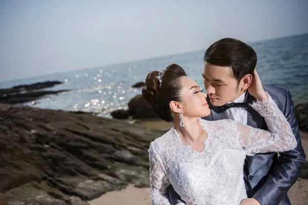 Asian couple wearing wedding dress and suit for beach wedding ce — Stock Photo, Image