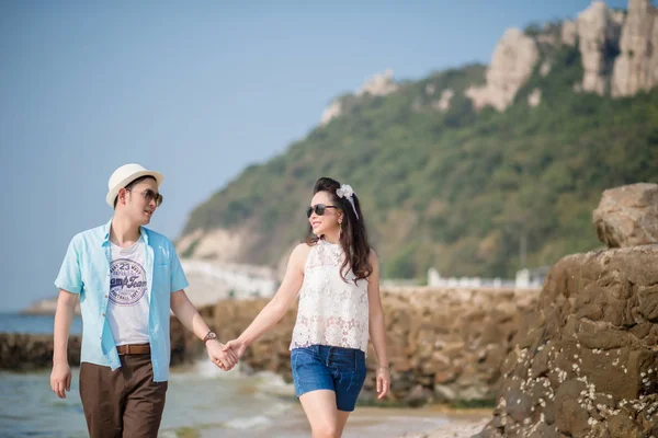 Um casal na praia. Feliz e relaxe expressão casal. Asiático co — Fotografia de Stock