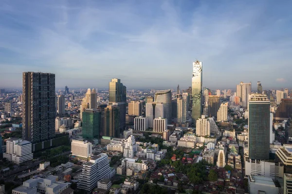 Bangkok Tailandia horizonte de la ciudad en el distrito central de negocios de Sathorn — Foto de Stock