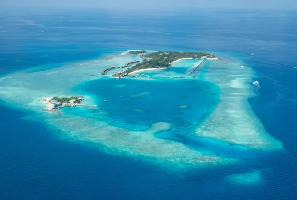 열 대 섬과 공중 보기에서 몰디브 환초 — 스톡 사진