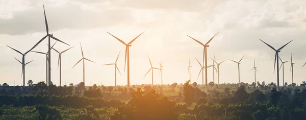 Turbine windpark op heuvel — Stockfoto