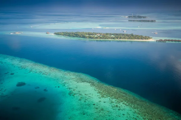 熱帯の島々 と上空からモルディブの環礁 — ストック写真