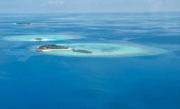 熱帯の島々 と上空からモルディブの環礁 — ストック写真