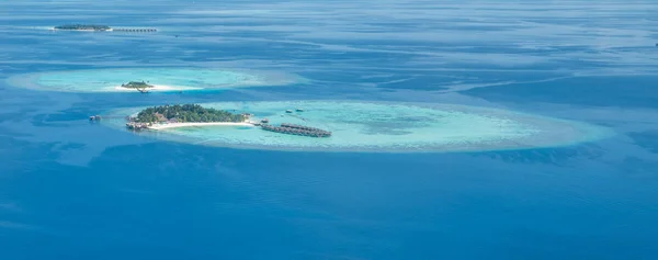 Islas tropicales y atolones en Maldivas desde la vista aérea — Foto de Stock